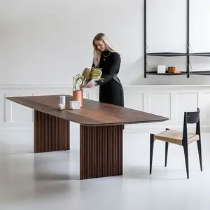 Moderne nordische massivholz-esstisch- und stuhl-kombination einfaches modernes esszimmermöbel haushalts-esstischset