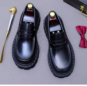 Mocassins Oxford en cuir confortables, antidérapants, respirants et légers pour hommes – Chaussures décontractées à enfiler pour le bureau et la carrière – Modèle Evergreen - Product Image 1