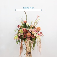 Composition florale vintage d'automne avec rangée de fleurs artificielles et herbe de roseau, centre de table de luxe pour mariage et décoration événementielle