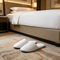 Chaussons d'hôtel personnalisés 5 étoiles blancs en tissu gaufré, lavables, antidérapants, pour spa, jetables, pour chambre d'hôtes, pour la maison et les voyages