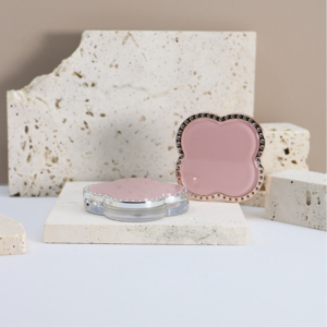 Yuecai Boîtier vide pour fard à joues et illuminateur, forme trèfle, avec bordure et garniture en strass, couleur unie, vente en gros - Product Image 3