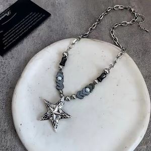<span class=keywords><strong>Collana</strong></span> Retrò Europea <span class=keywords><strong>e</strong></span> Americana Gotica Nera <span class=keywords><strong>con</strong></span> <span class=keywords><strong>Perline</strong></span> <span class=keywords><strong>e</strong></span> Ciondolo a Stella Stile Hip-hop, <span class=keywords><strong>Collana</strong></span> Regolabile di Nicchia per Uomini <span class=keywords><strong>e</strong></span> Donne - Product Image 5