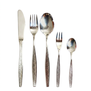 Juego de Cubiertos Modernos de Acero Inoxidable de 5 Piezas, Acabado Espejo, Aptos para Lavavajillas, Vajilla para Bodas, Diseño de Mango en Tono Plateado - Product Image 1