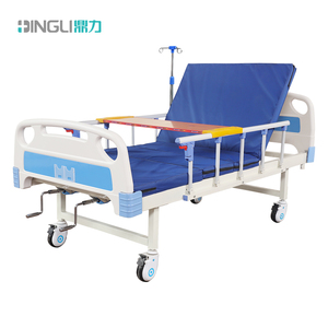 Lit médical manuel à 2 manivelles avec table à manger en bois, matelas pliable, barrières latérales en aluminium, mobilier pour soins à <span class=keywords><strong>domicile</strong></span> et hôpitaux - Product Image 3