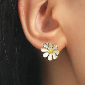 Orecchini a Perno con Fiore Dorato, Placcati in Oro 22k, con Cristalli e Strass, Design Unisex E3896 - Product Image 3