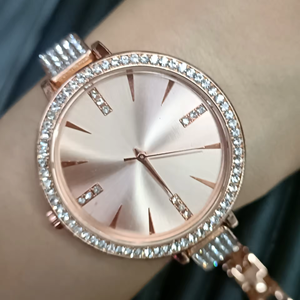 Montre pour femmes élégante et à la mode en gros, avec des index en diamant, cadran en verre simple, montre à quartz, style rétro, montre pour femmes - Product Image 5