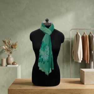 Bufanda Larga de Lana para Mujer con Bordado Floral Verde, Ligera, Accesorio para Uso Diario - Product Image 2