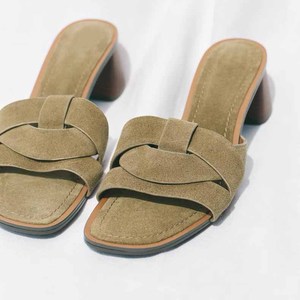 2025 estate nuovi prodotti scarpe da <span class=keywords><strong>donna</strong></span> <span class=keywords><strong>sandali</strong></span> quadrati con <span class=keywords><strong>tacco</strong></span> alto a fascia bianca spessi con <span class=keywords><strong>tacco</strong></span> <span class=keywords><strong>medio</strong></span> - Product Image 3