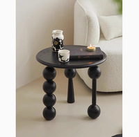 Table d'appoint de salon moderne en bois massif noir, style rétro nostalgique, avec pieds asymétriques en forme de boule et de cône, table d'appoint de canapé