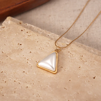 Collier Pendentif Géométrique Triangulaire en Acier Inoxydable 304 Plaqué Or 18K avec Perle Naturelle pour Femme, Bijou Inaltérable
