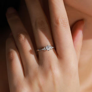 Nouvelle bague en argent 925, style luxe léger, au design féminin et haut de gamme, design géométrique pour les alliances et les bagues de fiançailles - Product Image 3