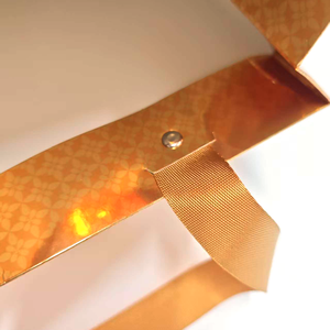 Sacs fourre-tout dorés de luxe écologiques faits à la main en gros, personnalisables avec poignée en ruban de papier cartonné doré et fourrure, pour chaussures et vêtements - Product Image 2