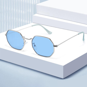 Lunettes de soleil métalliques élégantes unisexes, monture polygonale, verres bleus, protection UV400 pour le soleil et les tenues de voyage - Product Image 1