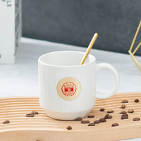 Vente en gros de tasse en céramique créative Ins Personality Niche Design Tasse à café et soucoupe en porcelaine Tasse à eau grasse créative