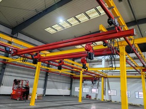 Kbk cứng nhắc kết hợp tự đứng trên cần cẩu 1500kg Công suất thiết kế mô-đun an toàn hoạt động trơn tru nâng vật liệu bàn giao - Product Image 4