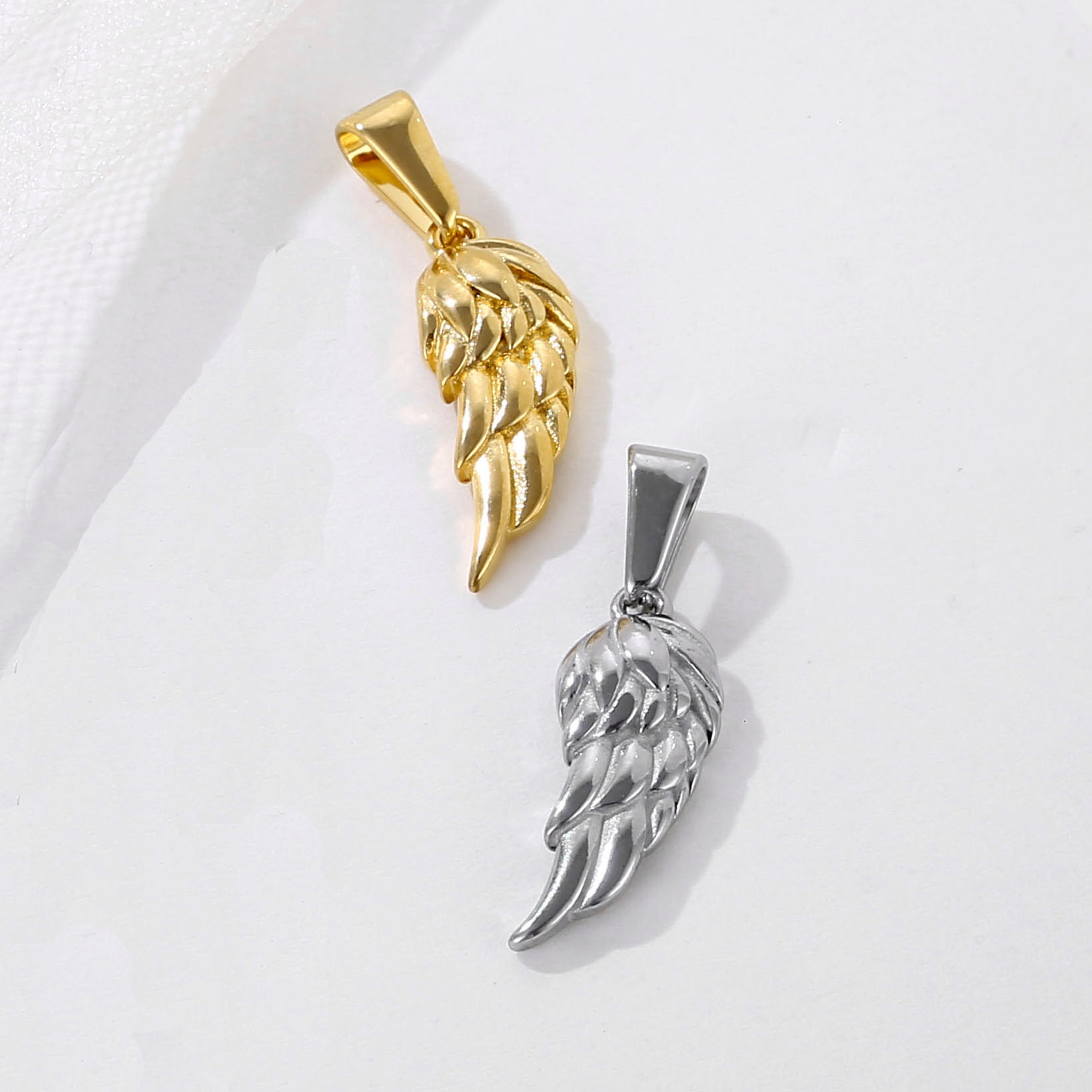 ฮิปฮอป 21 มม.จี้ปีกไม่ทําให้เสื่อมเสียเงินทองเครื่องประดับสแตนเลส Angel Wing Feather สร้อยคอ Charm