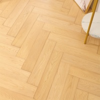 Plancher en bois massif avec incrustations en bois standard, design élégant pour l'intérieur, parquet en bois naturel, carreaux en bois massif, plancher en chevron