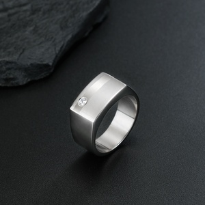 Joyería <span class=keywords><strong>de</strong></span> moda <span class=keywords><strong>de</strong></span> alta calidad personalizada, <span class=keywords><strong>anillo</strong></span> <span class=keywords><strong>de</strong></span> circón <span class=keywords><strong>de</strong></span> acero inoxidable, <span class=keywords><strong>anillo</strong></span> redondo ancho grueso <span class=keywords><strong>de</strong></span> titanio para parejas casadas para mujeres - Product Image 4