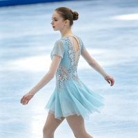 Robe de patinage artistique bleu clair pour enfants et adultes, manches courtes évasées, strass, pour compétition et spectacle de patinage sur glace