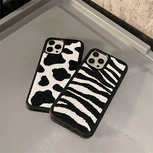 Popolare custodia da ricamo in pelliccia di peluche invernale latte per <span class=keywords><strong>iphone</strong></span> 14 13 14Pro 12 11Pro Max x xr <span class=keywords><strong>xs</strong></span> bella <span class=keywords><strong>cover</strong></span> <span class=keywords><strong>protettiva</strong></span> - Product Image 6