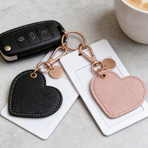 سلاسل مفاتيح جلدية جديدة بالجملة قابلة للطباعة والنقش، حلقات مفاتيح جلدية مخصصة على شكل قلب مع زخرفة معدنية - Product Image 3