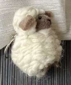 Feutre de laine fait main népalais décor moderne petit pendentif couple d'agneau pour félicitations - Product Image 4