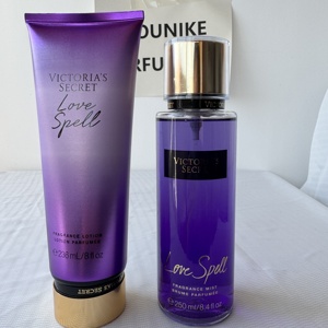 VS <span class=keywords><strong>Love</strong></span> <span class=keywords><strong>Spell</strong></span>, Loción Corporal Perfumada de 236 ml, Spray de Perfume de 250 ml, <span class=keywords><strong>Victoria</strong></span>'s <span class=keywords><strong>Secret</strong></span>, Marca Original, Perfume para Mujer, Venta al por Mayor - Product Image 1