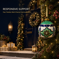 Boule de Noël en verre peinte à la main de style marocain méditerranéen, vert émeraude et bleu royal, ornement floral avec accent en strass