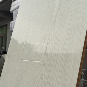 Plancher stratifié imperméable gris chêne blanc, finition résistante aux UV, surface lisse effet miroir piano - Product Image 3