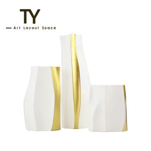 Cloison d'échantillon moderne à courbe simple Décorations de salle à manger de salon Ornement de vase en céramique ondulée dorée de bureau - Product Image 3