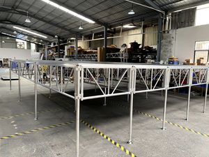 Escenario de montaje móvil de aluminio ajustable Instalación rápida Capacidad de carga resistente de 800KG para pantallas de truss para fiestas de bodas - Product Image 2