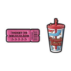 Spilla Smaltata Personalizzata Delulu Internet Buzzwords, Badge 'TICKET TO DELULULAND', Gioiello <span class=keywords><strong>Regalo</strong></span> per Zaino e Bavero - Product Image 1