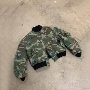 Bomber Corto Invernale Trapuntato Camouflage di Cotone Twill Sbiadito dal Sole con Colletto alla Coreana e Logo Frontale, Lavaggio Vintage Usurato Personalizzato di Fabbrica - Product Image 2
