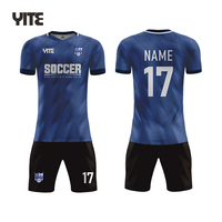 Ensemble de chaussettes de football à prise personnalisée Nouveau design Vêtements de sport pour hommes Ensemble de maillots de football sublimation vintage en polyester à séchage rapide