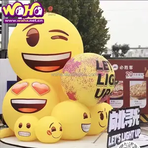 Énorme scène de fête décorer boule de visage de sourire gonflable, ballon jaune gonflable de sortie d'usine