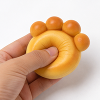 Jouet Squishy Patte d'Ours à Remontée Lente, Coussinet Anti-Stress Jaune Crème Imprimé Effet Cuit, à Presser et à Restaurer, Compagnon de Bureau