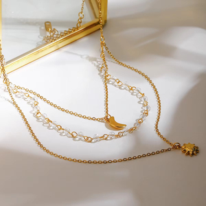 Collana con pendente a <span class=keywords><strong>tre</strong></span> strati in acciaio inossidabile 18K con stella e luna in oro Lateefah - Product Image 4