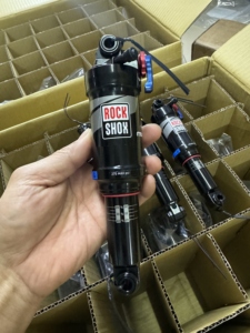 Amortiguador Trasero RockShox Monarch RT 190x51 para Bicicleta de Montaña, Aleación de Aluminio, Presión de Aire con Función de Bloqueo - Product Image 3