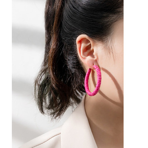 Boucles d'oreilles tissées Fashion Woven Color High Hoop Boucles d'oreilles pour femmes Uionen 1075 - Product Image 1