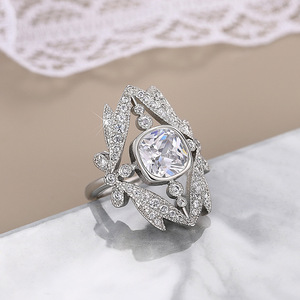 Anello geometrico a corona traforato da donna, gioiello da dito audace ed elegante - Product Image 3