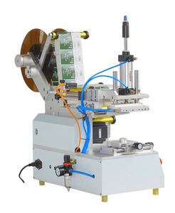 Machine d'étiquetage semi-automatique de surface plane de table LT-80 pour bouteilles carrées, machine d'étiquetage adhésive non séchante - Product Image 3