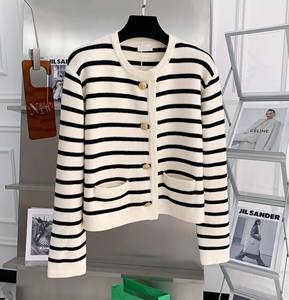 <span class=keywords><strong>Cardigan</strong></span> Autunnale da Donna Lavorato a Maglia a Righe a Contrasto con Bottoni Dorati, Scollo Rotondo, Stile Francese Corto e Ampio - Product Image 6