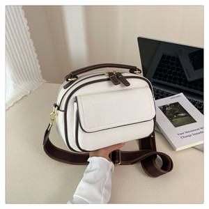 Sac fourre-tout classique en cuir PU noir avec bandoulière amovible et fermeture éclair pour femme, idéal pour un usage quotidien et professionnel - Product Image 3