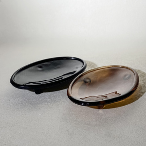 Jabonera Moderna Ovalada de Vidrio Ambe/Negro con Base Triangular, Ecológica para Uso en Hoteles y Hogares - Product Image 1