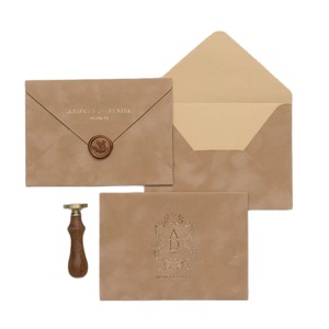 Sobres de Papel Ordinario con Impresión Personalizada en Color Vainilla, Monograma en Lámina Dorada, Juego de Invitaciones de Boda en Rojo Oscuro, Impresión Personalizada - Product Image 5