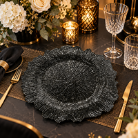 Assiette de présentation de luxe texturée en plastique de 13 pouces avec motif gaufré rayonnant pour réceptions de mariage, événements hôteliers et décoration de table
