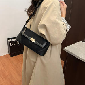 Bolso bandolera de ante marrón y piel con hebilla de metal de estilo vintage. - Product Image 5