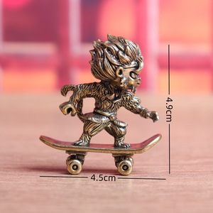 1 pièce Figurine créative en laiton, modèle singe sur skateboard, style <span class=keywords><strong>bande</strong></span> <span class=keywords><strong>dessinée</strong></span>, pour décoration intérieure <span class=keywords><strong>et</strong></span> figurine de thé - Product Image 5