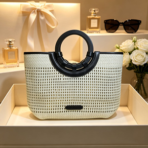 Bolso Tote de Paja Tejida Beige para Mujer, Imprescindible para el Verano, con Asa de Anillo y Detalles en Cuero Negro, Bolso de Mano para Vacaciones en la Playa - Product Image 4