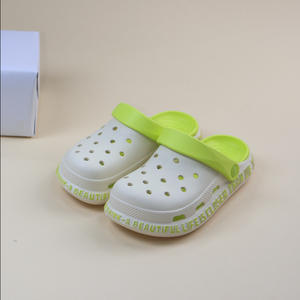 Sandales Crocs pour filles, chaussures d'été antidérapantes à bout fermé, avec sangle blanche et verte, pantoufles de plage pour enfants de 4 à 6 ans, semelle souple et confortable - Product Image 1